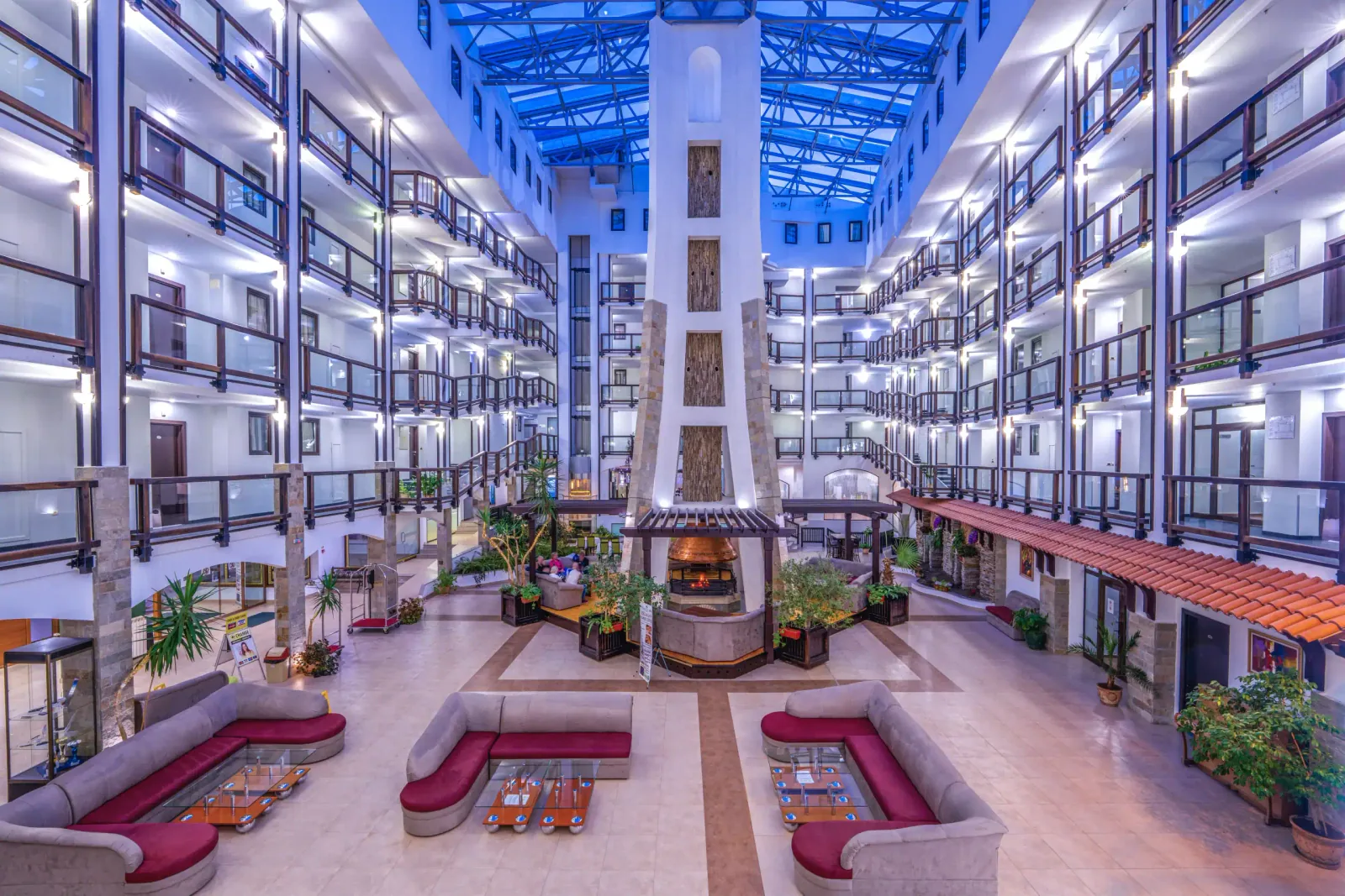 Το χαρακτηριστικό εσωτερικό αίθριο του MPM Hotel Guinness