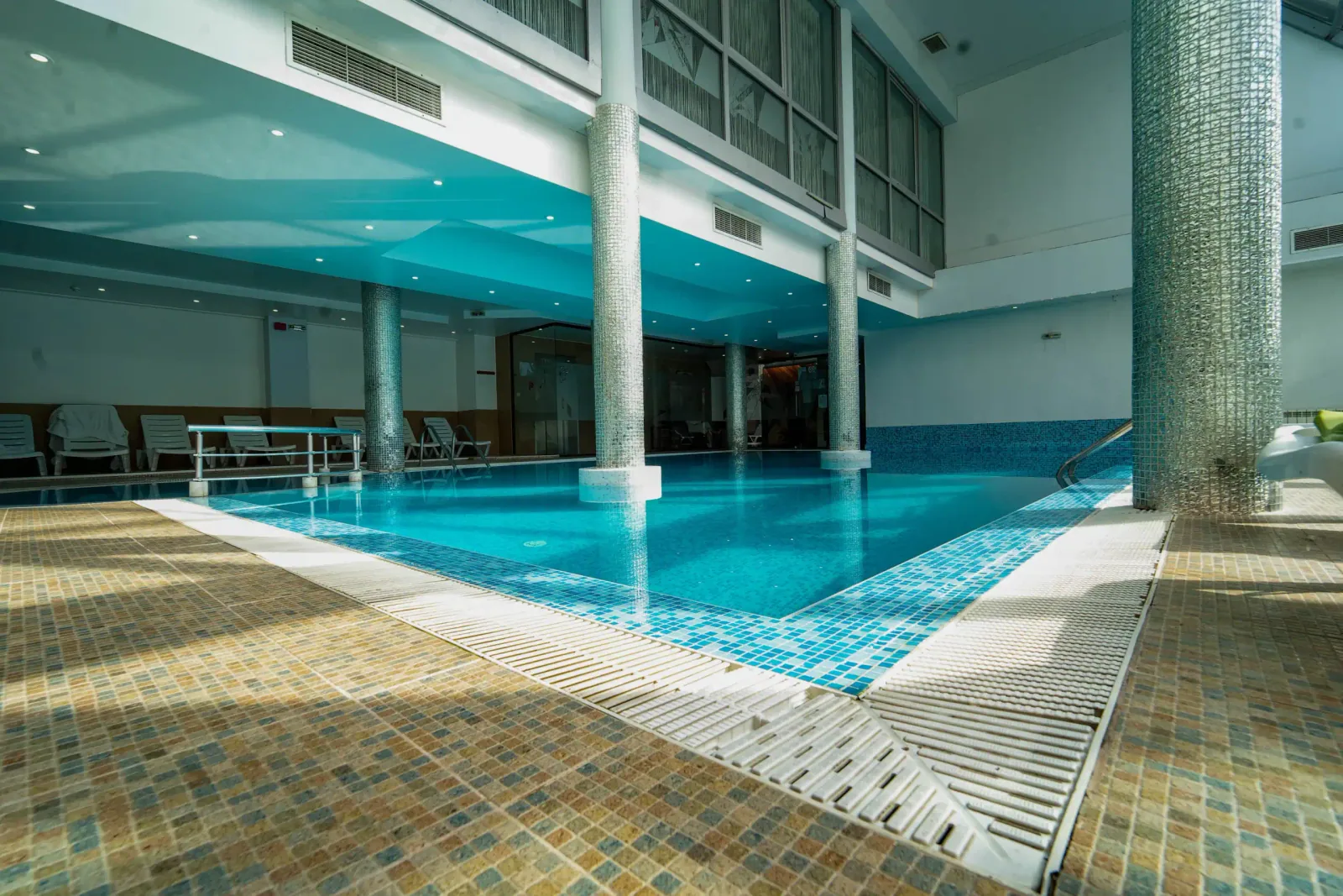 Εσωτερική πισίνα στο MPM Hotel Guinness