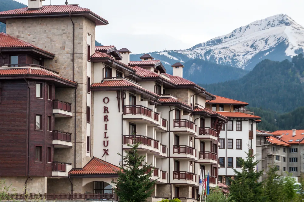 Εξωτερική όψη του Orbilux Aparthotel με φόντο το Πιρίν