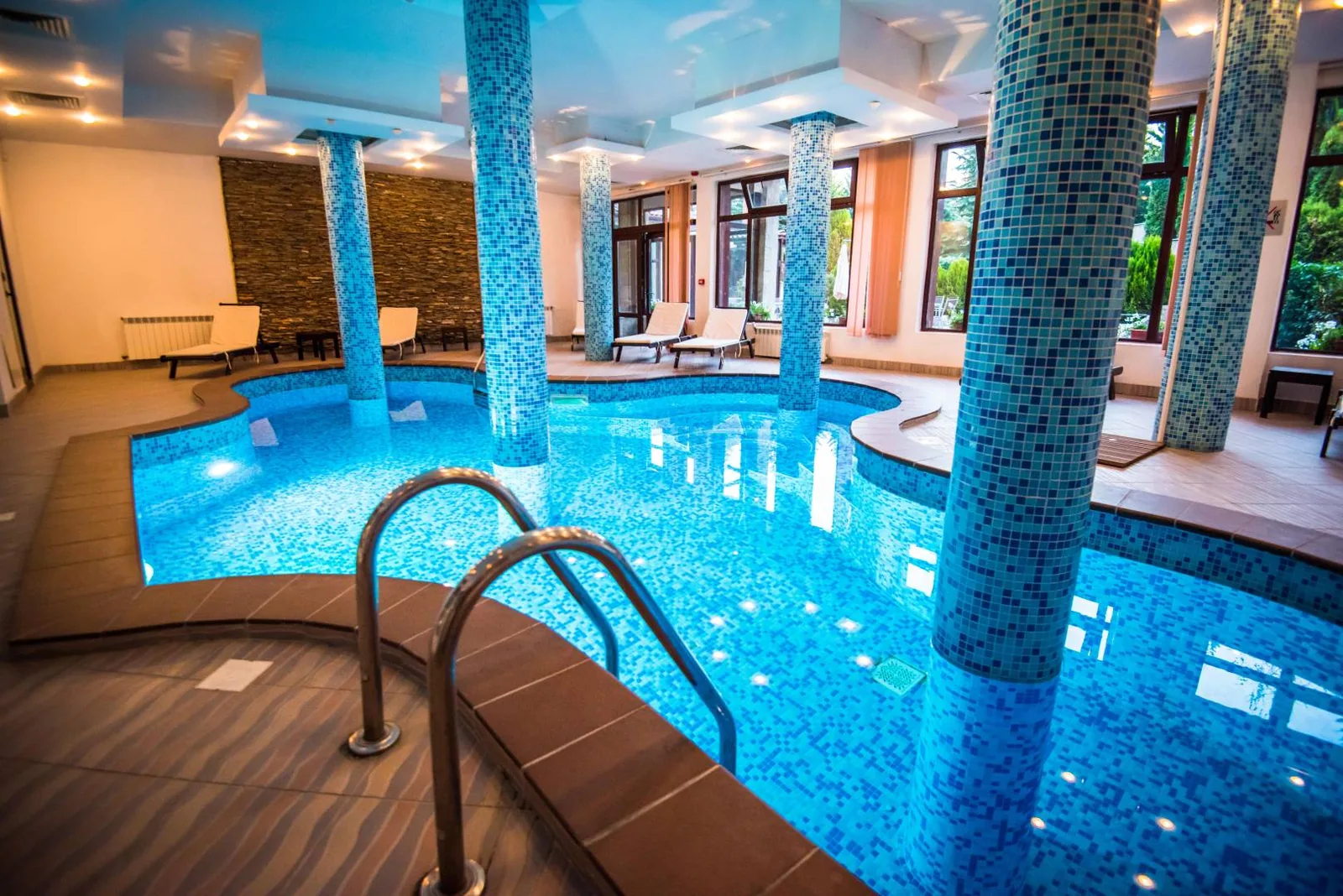 Εσωτερική πισίνα του Orbilux Aparthotel