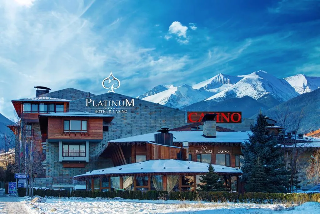 Το Platinum Hotel & Casino Bansko με φόντο το Πιρίν