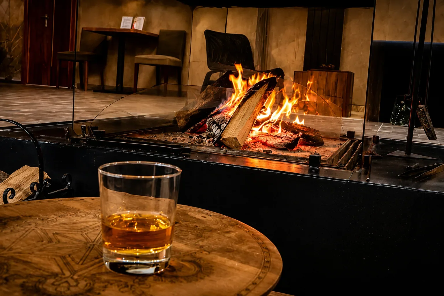 Τζάκι στο lounge του Riverside Boutique Hotel