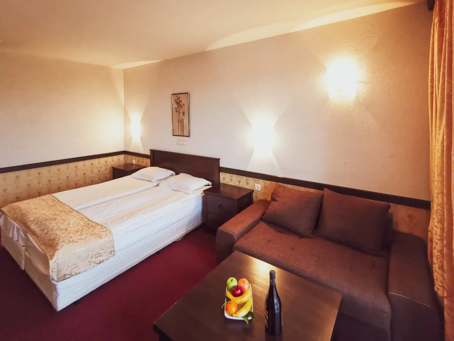 Δίκλινο δωμάτιο με καθιστικό στο Trinity Residence