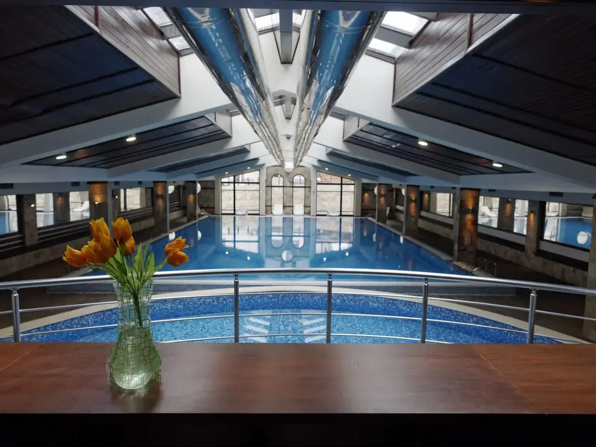 Θερμαινόμενη εσωτερική πισίνα του Trinity Residence