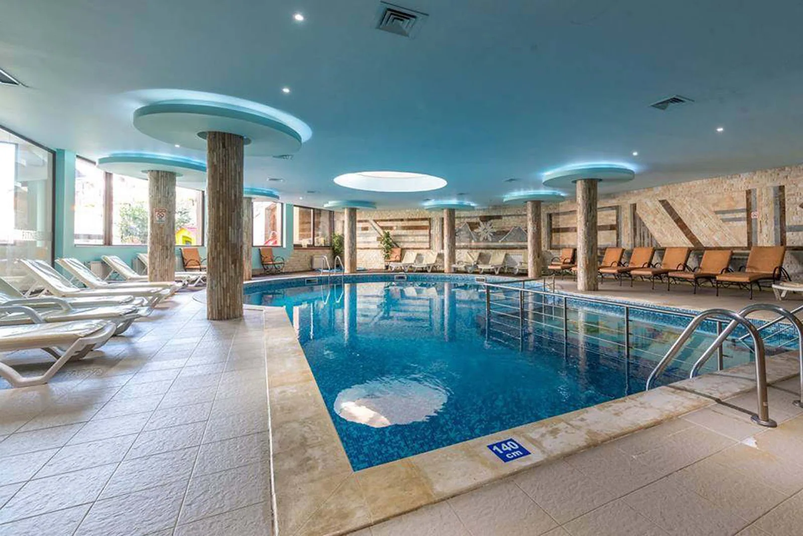 Εσωτερική πισίνα και spa στο Hotel Zara